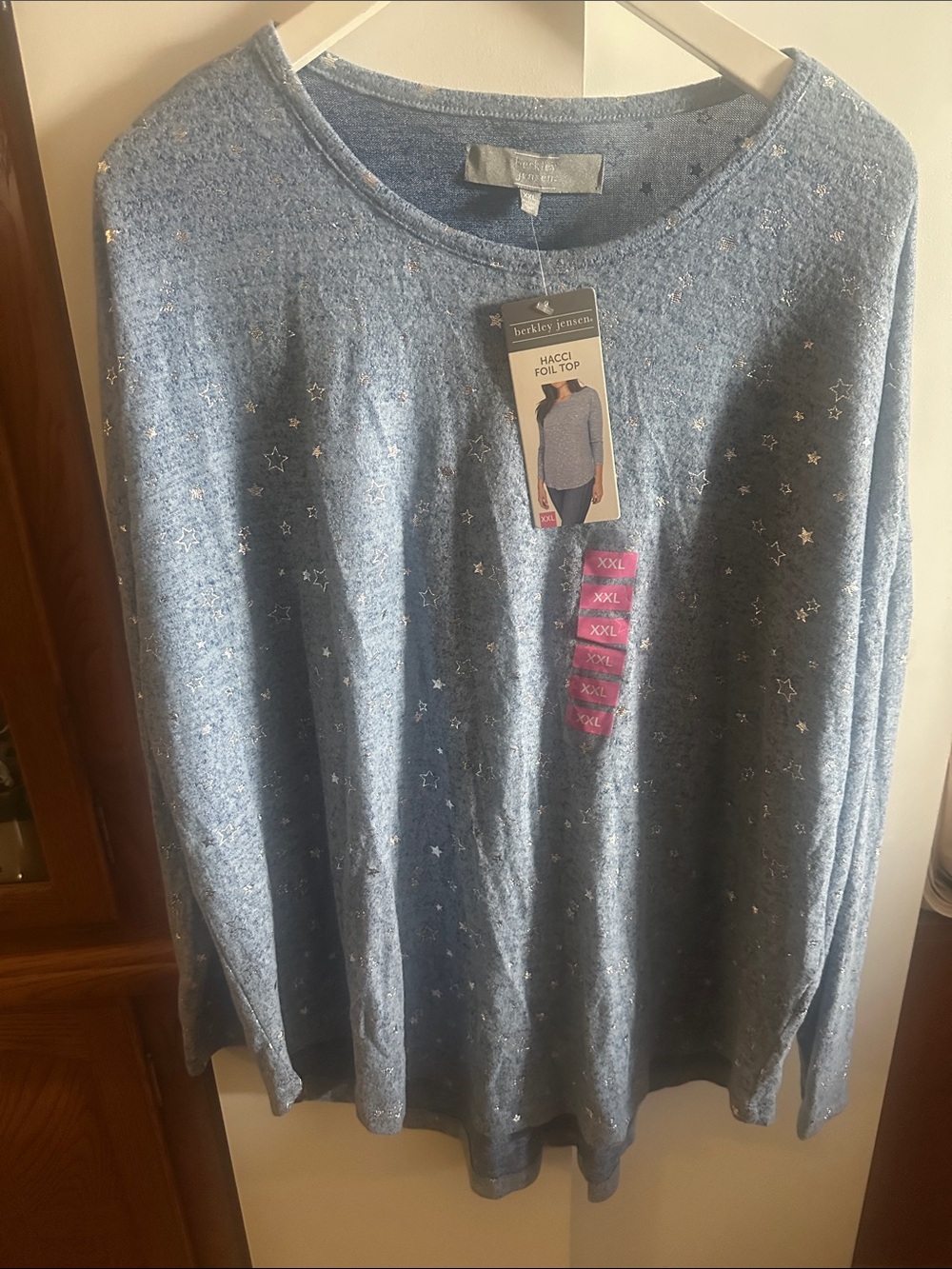 Berkeley Jensen Women's Dropped Shoulder Curved Hem All Over Star Foil Sweater